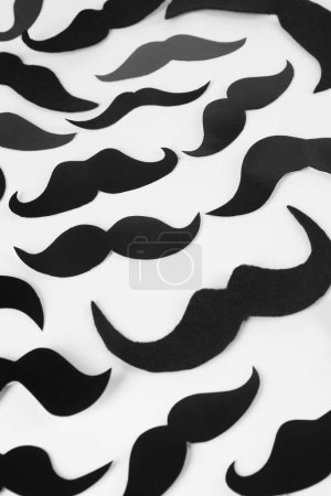 Téléchargez les photos : Moustaches en faux papier sur fond blanc, pose plate - en image libre de droit