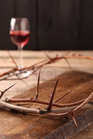 Téléchargez les photos : Couronne d'épines et de verre avec vin sur table en bois, mise au point sélective - en image libre de droit