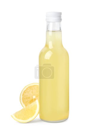Köstliche Kombucha in Glasflasche und Zitrone isoliert auf Weiß