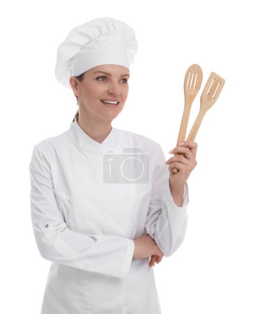 Téléchargez les photos : Heureuse femme chef en uniforme tenant spatules en bois sur fond blanc - en image libre de droit