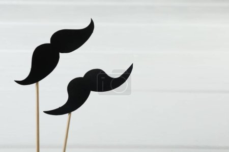 Téléchargez les photos : Faux papier moustaches accessoires de fête sur fond blanc. Espace pour le texte - en image libre de droit