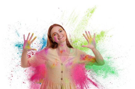 Fête du festival Holi. Femme heureuse recouverte de colorants en poudre colorés sur fond blanc