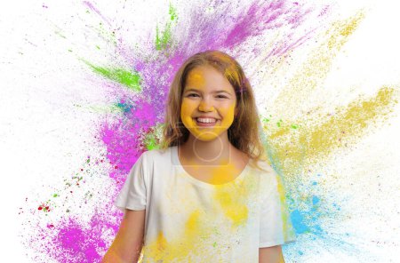 Fête du festival Holi. Joyeux adolescent fille couverte de colorants en poudre colorés sur fond blanc