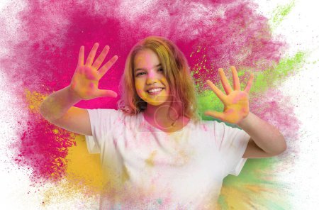 Celebración del festival Holi. Chica adolescente feliz cubierto con coloridos tintes en polvo sobre fondo blanco