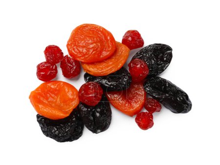 Téléchargez les photos : Mélange de délicieux fruits secs isolés sur blanc, vue de dessus - en image libre de droit