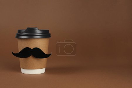 Téléchargez les photos : Coupe en papier de boisson avec fausse moustache sur fond brun, espace pour le texte - en image libre de droit