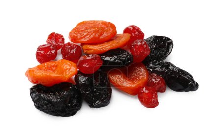 Téléchargez les photos : Mélange de délicieux fruits secs isolés sur du blanc - en image libre de droit