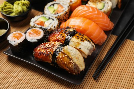 Téléchargez les photos : Ensemble de délicieux rouleaux de sushi sur tapis, gros plan - en image libre de droit