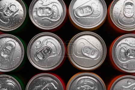 Foto de Bebidas energéticas en latas mojadas, vista superior. Bebida funcional - Imagen libre de derechos