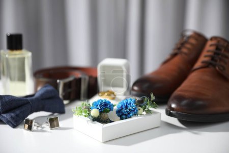 Téléchargez les photos : Des mariages. Composition avec boutonnière élégante sur surface blanche, gros plan - en image libre de droit