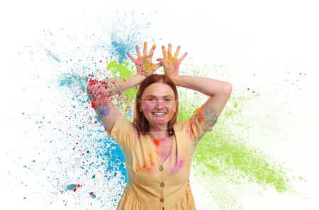 Foto de Celebración del festival Holi. Mujer feliz cubierta con coloridos tintes en polvo sobre fondo blanco - Imagen libre de derechos