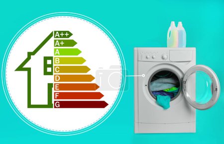 Foto de Etiqueta de eficiencia energética y lavadora con lavandería sobre fondo turquesa - Imagen libre de derechos
