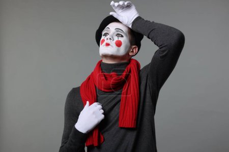 Porträt des Pantomimen in Baskenmütze auf grauem Hintergrund