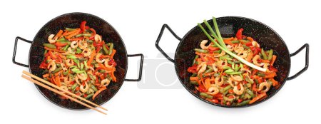 Woks con camarones salteados y verduras aisladas en blanco
