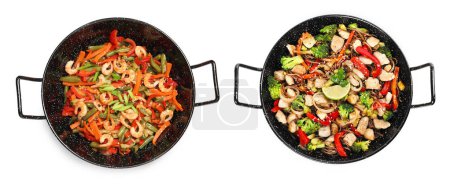 Woks con verduras fritas removidas aisladas en blanco, vista superior