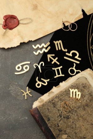 Foto de Composición laica plana con signos del zodíaco en mesa texturizada gris - Imagen libre de derechos