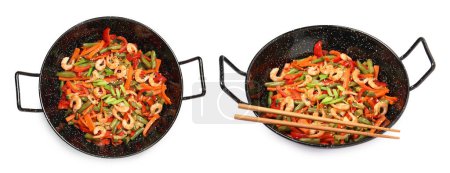 Woks con camarones salteados y verduras aisladas en blanco