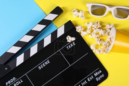 Klapppappe, Popcorn und 3D-Brille auf farbigem Hintergrund, flache Lage