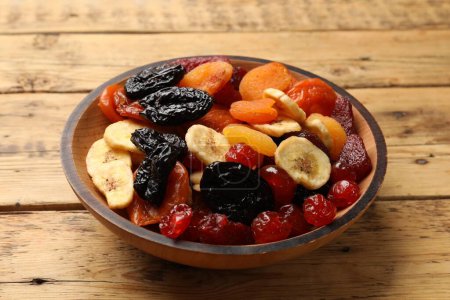 Téléchargez les photos : Mélange de délicieux fruits secs sur une table en bois - en image libre de droit