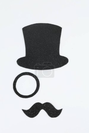 Téléchargez les photos : Fausse moustache, chapeau et monocle sur fond clair, vue de dessus - en image libre de droit
