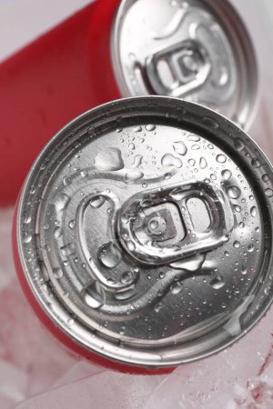 Foto de Bebidas energéticas en latas mojadas sobre cubitos de hielo, primer plano - Imagen libre de derechos