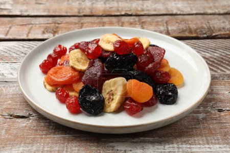 Téléchargez les photos : Mélange de délicieux fruits secs sur une table en bois, gros plan - en image libre de droit