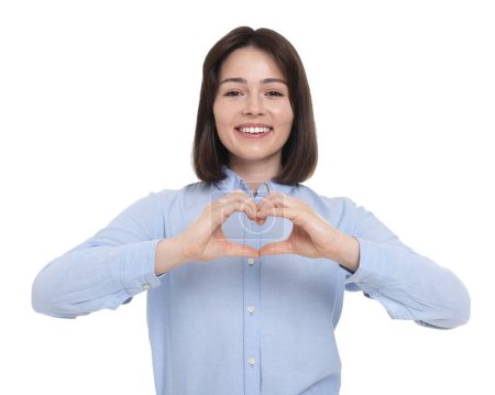 Téléchargez les photos : Femme heureuse montrant geste de coeur avec les mains sur fond blanc - en image libre de droit