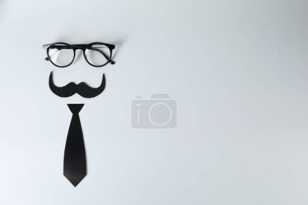 Téléchargez les photos : Fausse moustache, cravate et lunettes sur fond clair, vue de dessus. Espace pour le texte - en image libre de droit