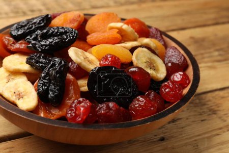 Téléchargez les photos : Mélange de délicieux fruits secs sur une table en bois, gros plan - en image libre de droit