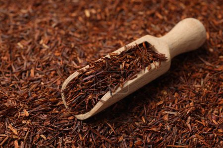Foto de Rooibos té y cucharada de madera, vista de cerca - Imagen libre de derechos