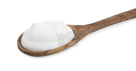 Delicioso yogur natural en cuchara aislado en blanco