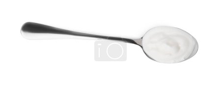 Delicioso yogur natural en cuchara aislado en blanco, vista superior