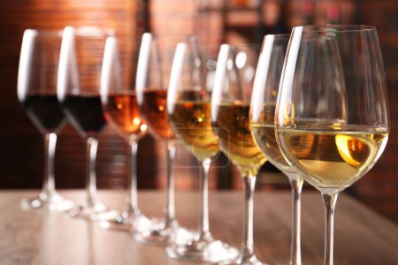 Téléchargez les photos : Différents vins savoureux dans des verres sur la table - en image libre de droit