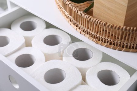 Téléchargez les photos : De nombreux rouleaux de papier toilette dans un tiroir blanc à l'intérieur - en image libre de droit