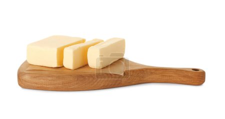 Plateau au savoureux beurre coupé isolé sur blanc