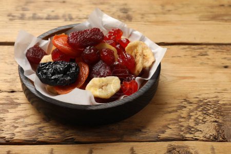 Téléchargez les photos : Mélange de délicieux fruits secs sur une table en bois. Espace pour le texte - en image libre de droit