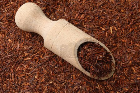 Foto de Rooibos té y cucharada de madera, vista superior - Imagen libre de derechos