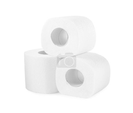 Téléchargez les photos : Rouleaux de papier toilette doux isolés sur blanc - en image libre de droit