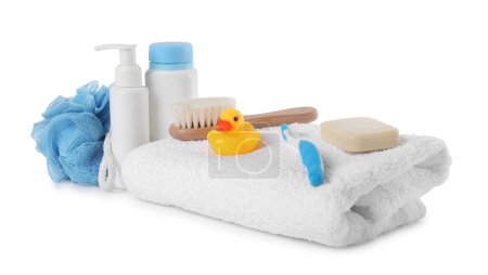 Foto de Productos cosméticos para bebés, pato de baño, cepillo de dientes y toalla aislados en blanco - Imagen libre de derechos