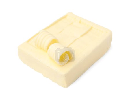 Savoureux beurre et boucles isolés sur blanc