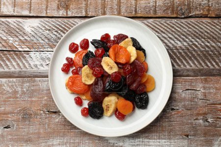 Téléchargez les photos : Mélange de délicieux fruits secs sur une table en bois, vue sur le dessus - en image libre de droit