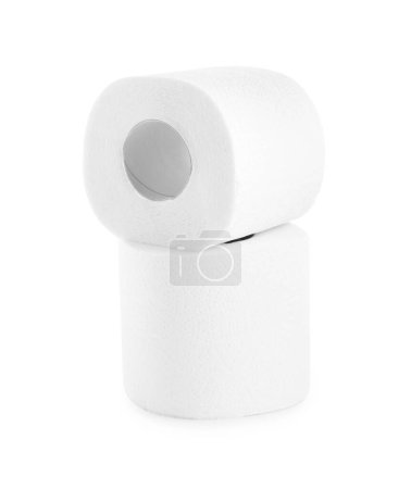 Téléchargez les photos : Rouleaux de papier toilette doux isolés sur blanc - en image libre de droit