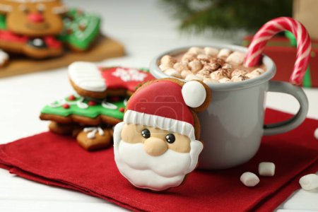 Foto de Sabrosa galleta casera de Navidad y chocolate caliente con malvaviscos en la mesa de madera blanca, primer plano - Imagen libre de derechos