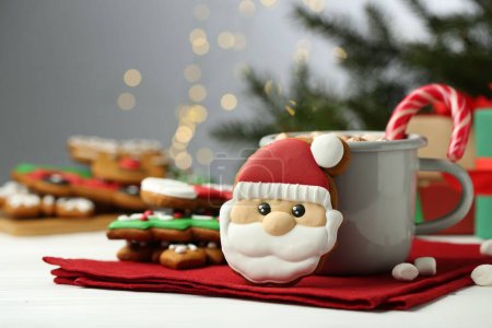 Foto de Sabrosa galleta casera de Navidad y bebida caliente con malvaviscos en la mesa blanca - Imagen libre de derechos