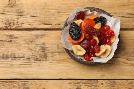 Téléchargez les photos : Mélange de délicieux fruits secs sur une table en bois, vue sur le dessus. Espace pour le texte - en image libre de droit