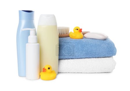 Foto de Productos cosméticos para bebés, patos de baño, cepillos y toallas aislados en blanco - Imagen libre de derechos