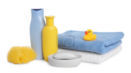Foto de Productos cosméticos para bebés, pato de baño, esponja y toallas aisladas en blanco - Imagen libre de derechos