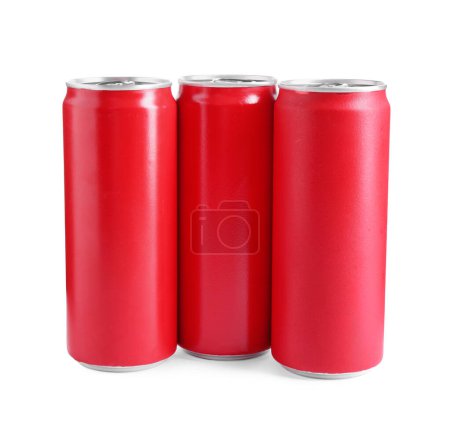 Foto de Bebidas energéticas en latas de aluminio rojo sobre fondo blanco - Imagen libre de derechos