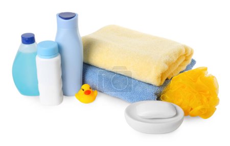 Foto de Productos cosméticos para bebés, pato de baño, esponja y toallas aisladas en blanco - Imagen libre de derechos