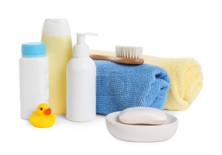 Foto de Productos cosméticos para bebés, pato de baño, cepillo y toallas aislados en blanco - Imagen libre de derechos
